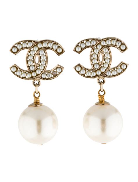 chanel pearl earring